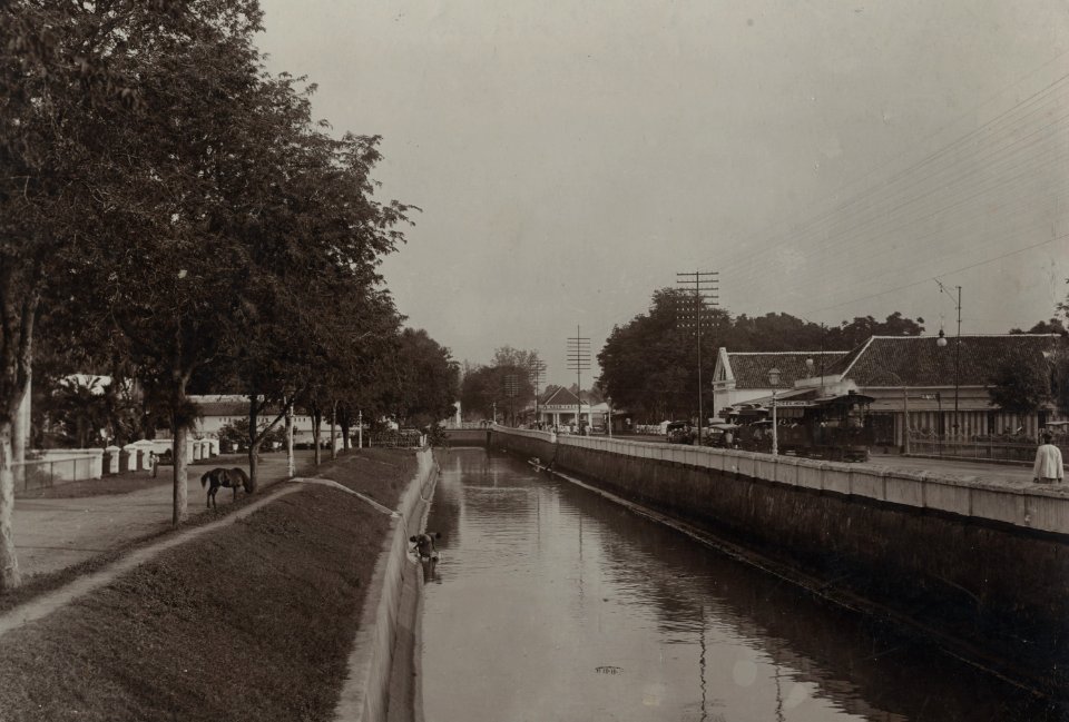 KITLV - 114680 - Lambert & Co., G.R. - Singapore - Molenvliet at Batavia, seen heading south. At the right Hotel des Indes and Oger Frères - circa 1910