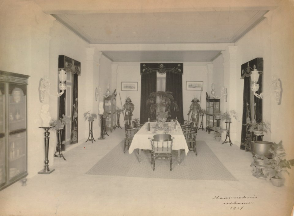 KITLV - 114784 - Kleingrothe, C.J. - Medan - Dining room of an administrator's house, presumably in the east coast of Sumatra - 1907