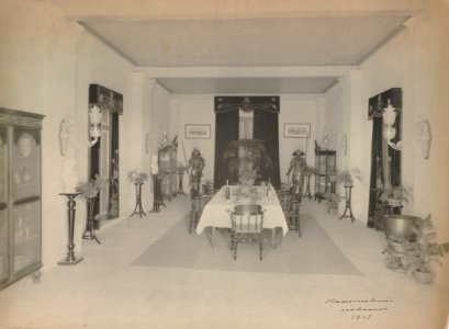 KITLV - 114784 - Kleingrothe, C.J. - Medan - Dining room of an administrator's house, presumably in the east coast of Sumatra - 1907