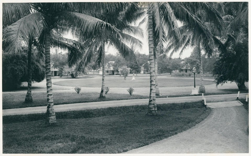 KITLV - 12651 - Kleingrothe, C.J. - Medan - Park with housing for Javanese belonging to the Tobacco Company Arendsburg in Deli - 1903
