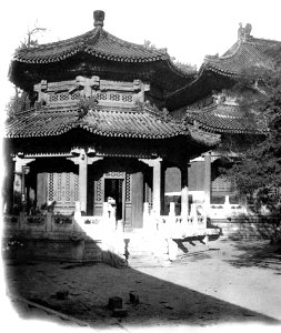 Kiosque octogonal contenant une stèle impériale dans la cour du Palais des ancêtres, à Pékin