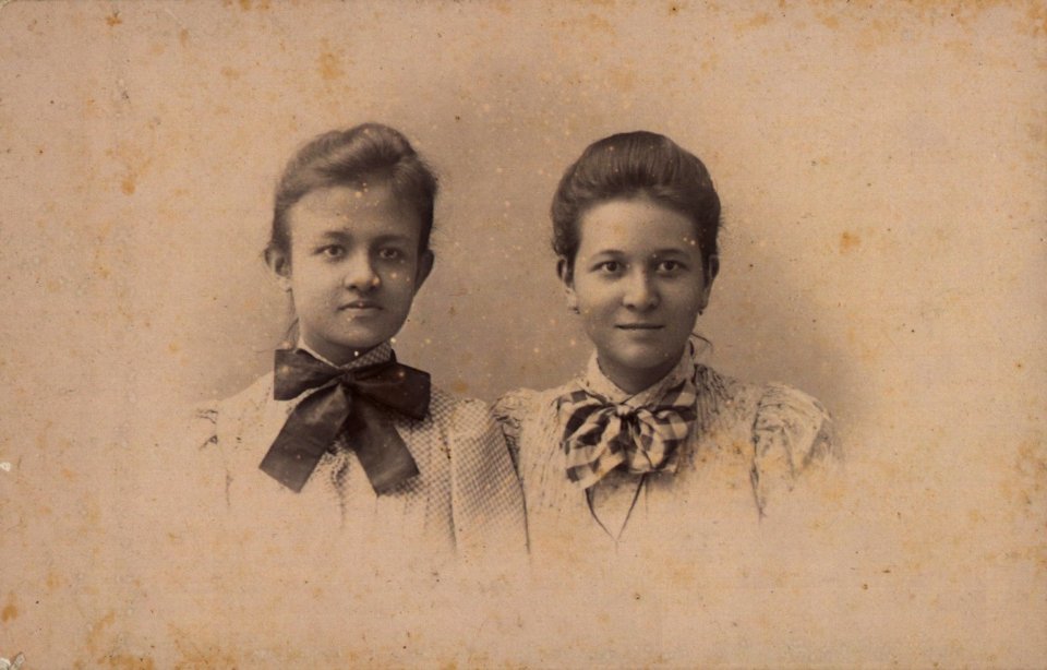 KITLV - 118925 - Kurkdjian, Ohannes - Soerabaya - Marie Coert (at the right) in Surabaya - circa 1890