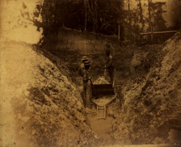 KITLV - 122775 - Washing of mud in Surinam, possibly in search of gold - circa 1900