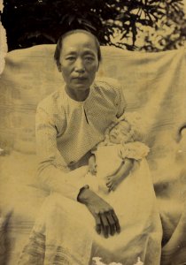 KITLV - 124848 - Kurkdjian, N.V. Photografisch Atelier O. - Soerabaia-Java - Two Chinese women in Surabaya - 1900-1915