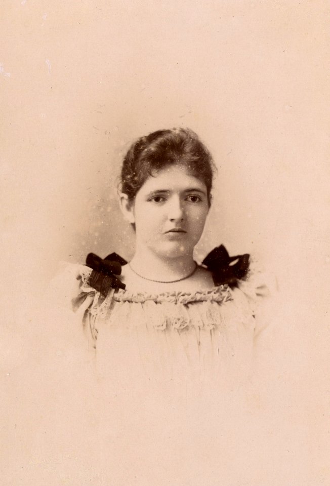 KITLV - 124899 - Kurkdjian, Ohannes - European woman, possibly in Surabaya - 1885-1900