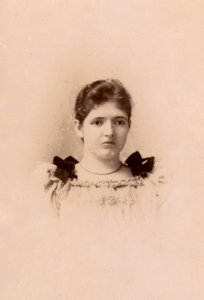 KITLV - 124899 - Kurkdjian, Ohannes - European woman, possibly in Surabaya - 1885-1900