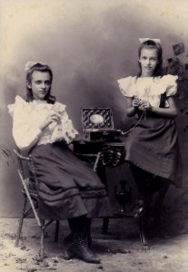 KITLV - 124942 - Kurkdjian, Ohannes - Soerabaya - Two European or Indo-European girls in Surabaya - 1895-1910