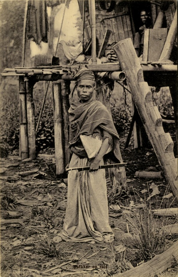 KITLV - 1400321 - Kleingrothe, C.J. - Medan - Batak man with a machete on the east coast of Sumatra - circa 1900