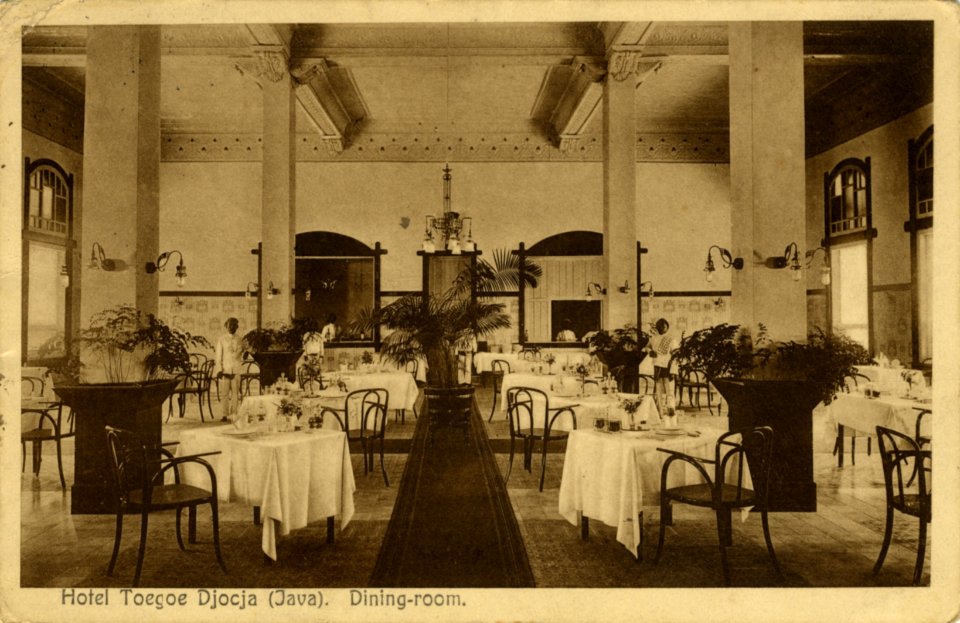 KITLV - 1402623 - Kurkdjian - Hotel Toegoe Djocja (Yogyakarta, Java). Dining-room - circa 1900