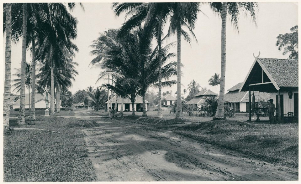 KITLV - 12597 - Kleingrothe, C.J. - Medan - Road to Lubuk Pakam, Deli Serdang with coolie housing at tobacco estate Tanjung Morawa (Tandjoeng-Morawa) near Batangkuwis - 1903