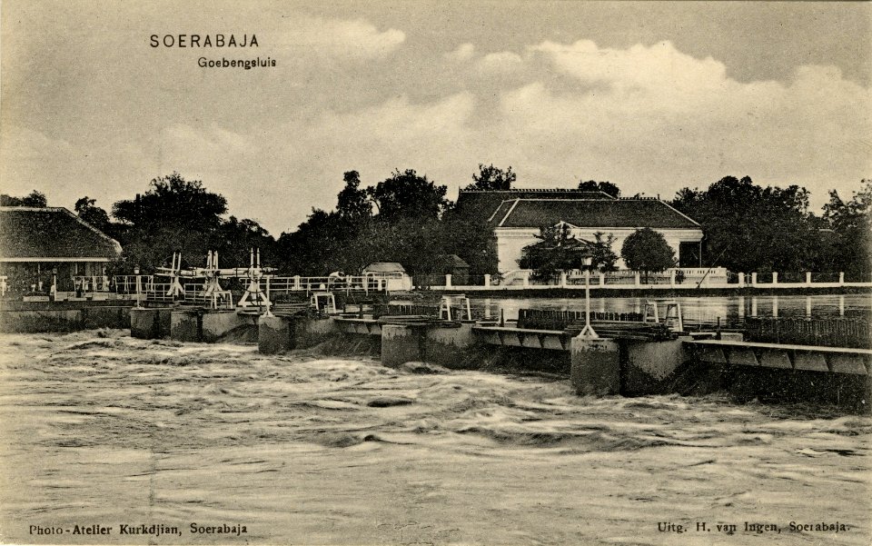 KITLV - 1404394 - Ingen, H. van - Soerabaja - Kurkdjian, Photo-Atelier - Soerabaja - Surabaya. Locks of Gubeng - circa 1910