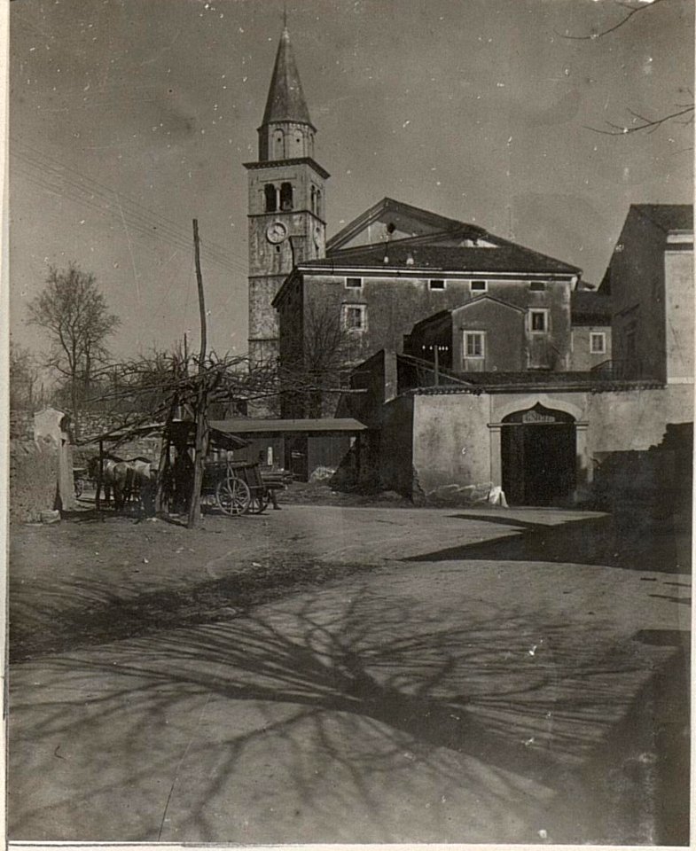 Kirche in Komen (BildID 15599849)