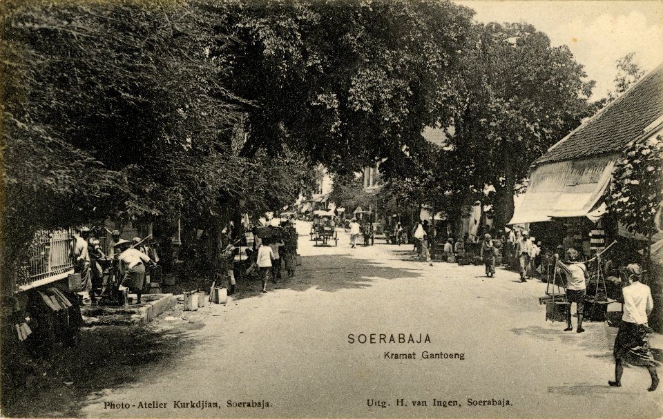 KITLV - 1404442 - Ingen, H. van - Soerabaja - Kurkdjian, Photo-Atelier - Soerabaja - Surabaya. Kramat Gantung. Street view - circa 1910