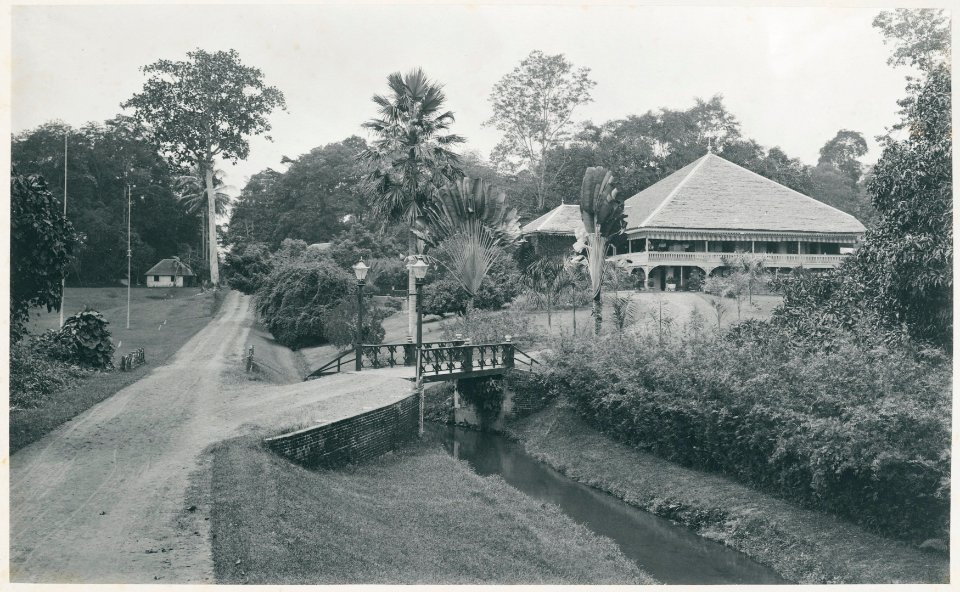 KITLV - 12625 - Kleingrothe, C.J. - Medan - House of the principal administrator of the tobacco plantation in Arendsburg in Deli - 1903