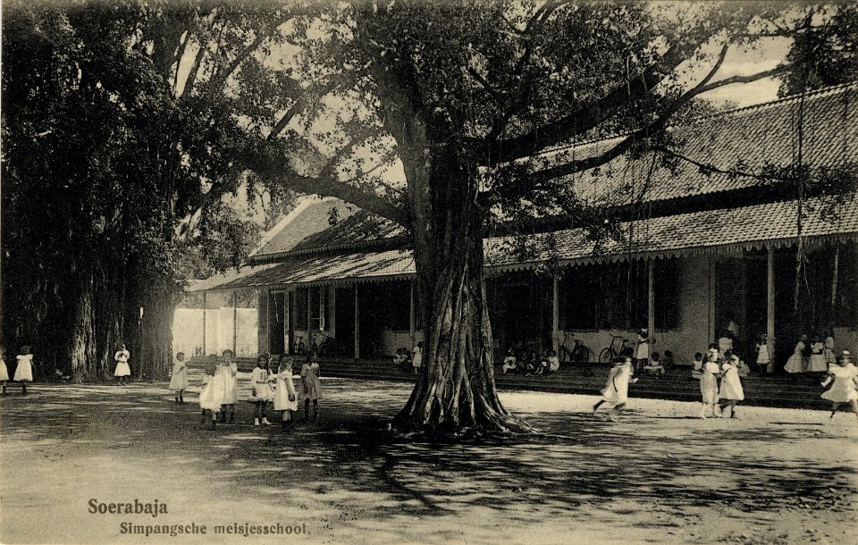 KITLV - 1404632 - Kurkdjian, Photo-Atelier - Soerabaja - Ingen, H. van - Soerabaja - Surabaya Simpan school for girls - 1906-1930
