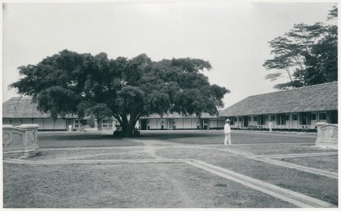 KITLV - 12637 - Kleingrothe, C.J. - Medan - Square in front of the hospital belonging Tobacco Company in Arendsburg, Deli - 1903
