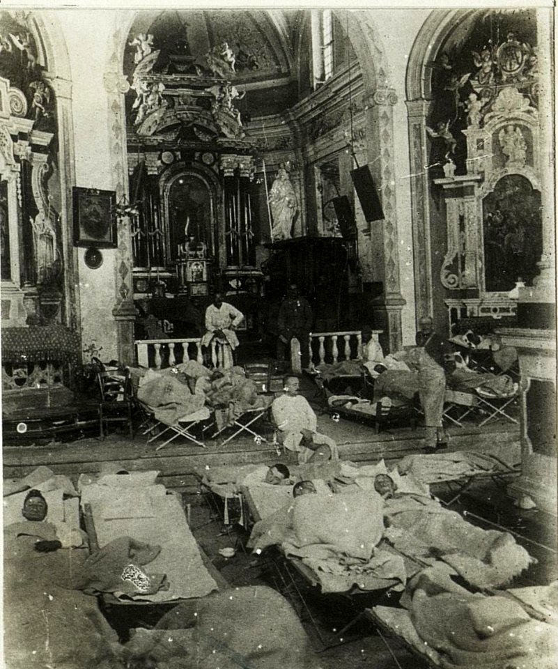 Kirche in Sutta als Feldspital, 14.11.1915. (BildID 15593968)