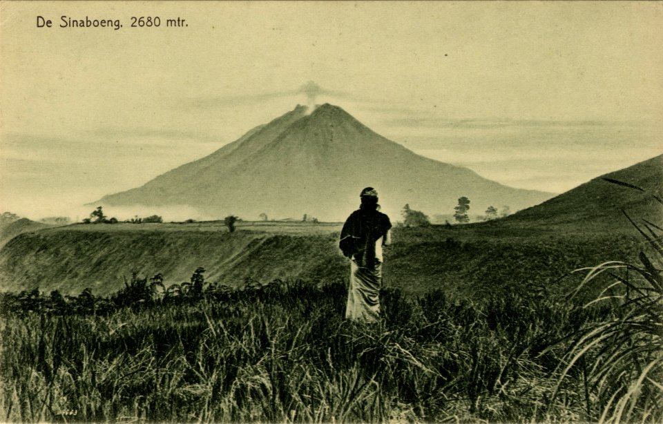 KITLV - 1405099 - Kleingrothe, C.J. - Medan - The Sinabung volcano, 2680 m., near Kabanjahe, Sumatra - 1908-1930