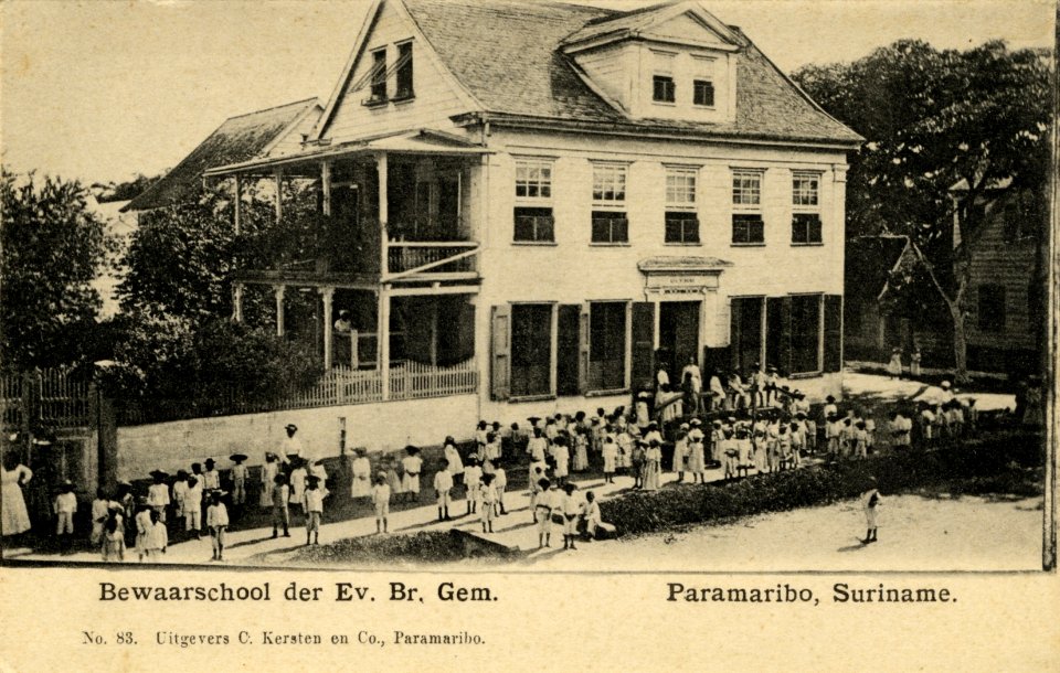 KITLV - 1405628 - Kersten & Co., C. - Paramaribo - Kindergarten of the Evangelische Broedergemeente (Moravian Church), Paramaribo, Surinam - 1895-1910