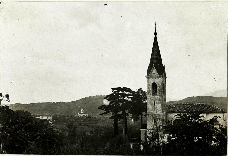 Kirche in Zalosce, dazu Dornberg. (BildID 15594235)