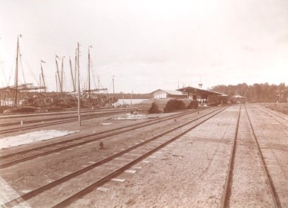 KITLV - 100571 - Stafhell & Kleingrothe - Medan-Deli - Station of the Deli Railway Company at Belawan in Medan, Sumatra - circa 1890