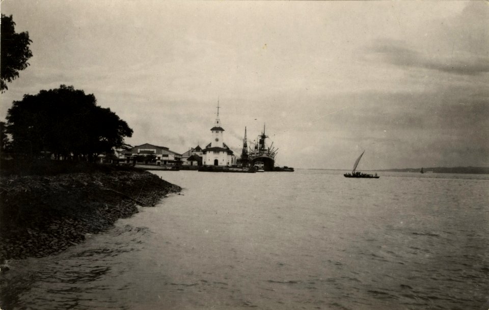 KITLV - 1405759 - Kurkdjian - Soerabaja - Port Tandjong Perak in Surabaya - 1900-1930