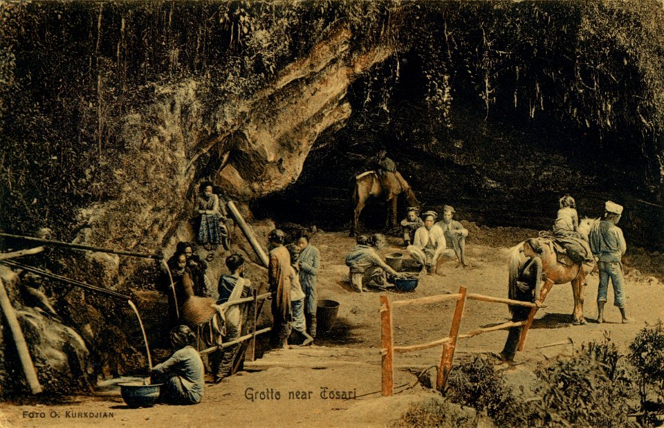 KITLV - 1405808 - Kurkdjian, Ohannes - Grotto near Tosari - 1910