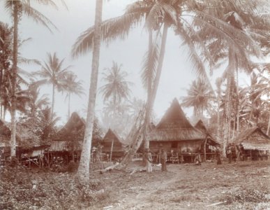 KITLV - 100583 - Stafhell & Kleingrothe - Medan-Deli - Batak village, Sumatra - circa 1890