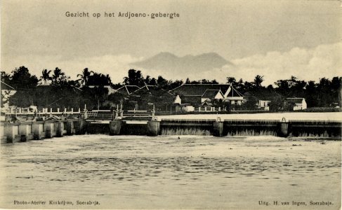 KITLV - 1400069 - Kurkdjian - Soerabaja - View of the Arjuno Mountains in East Java. - circa 1900