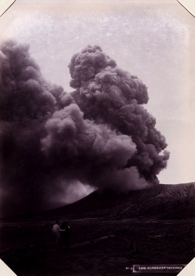 KITLV - 142937 - Kurkdjian, N.V. Photografisch Atelier - Soerabaia-Java - Sand Sea (Lautan pasir) and Mount Batok near Mount Bromo in the Tengger Mountains in East Java - circa 1915
