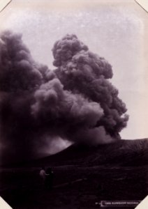 KITLV - 142937 - Kurkdjian, N.V. Photografisch Atelier - Soerabaia-Java - Sand Sea (Lautan pasir) and Mount Batok near Mount Bromo in the Tengger Mountains in East Java - circa 1915
