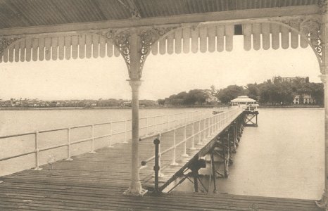 KITLV - 101098 - Kleingrothe, C.J. - Medan - Pier at Malaka in Malaysia - circa 1905