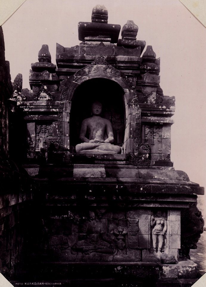 KITLV - 142950 - Kurkdjian, N.V. Photografisch Atelier - Soerabaia-Java - Buddha statue in a niche at the Borobudur - circa 1920