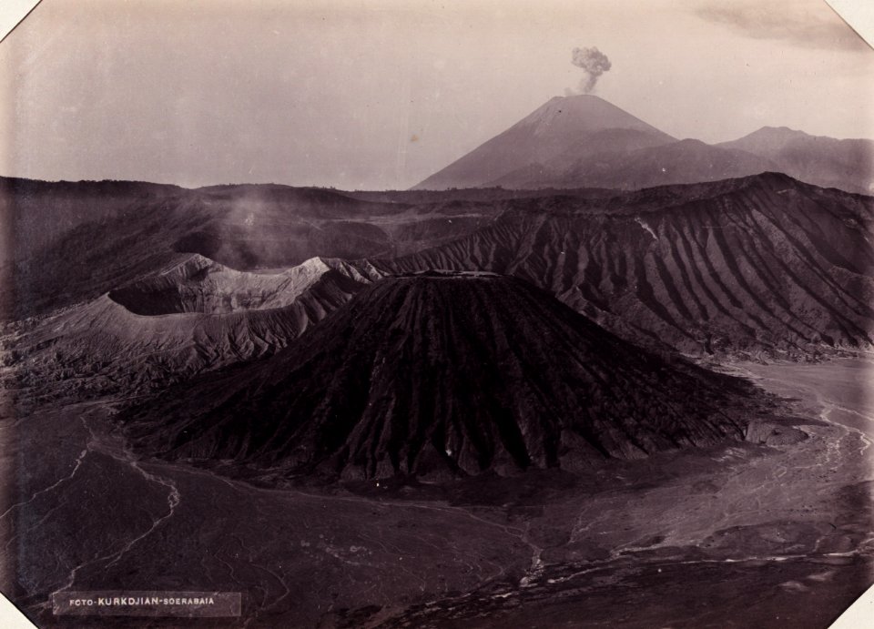 KITLV - 142954 - Kurkdjian, N.V. Photografisch Atelier - Soerabaia-Java - Crater of Mount Bromo in the Tengger Mountains in East Java - circa 1920