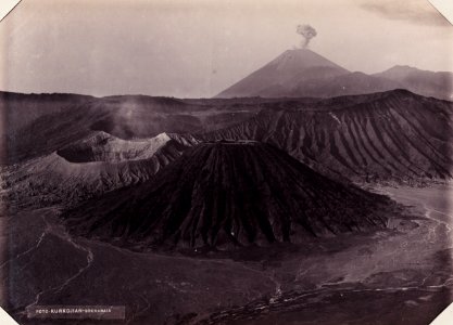 KITLV - 142954 - Kurkdjian, N.V. Photografisch Atelier - Soerabaia-Java - Crater of Mount Bromo in the Tengger Mountains in East Java - circa 1920 photo