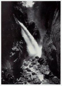 KITLV - 15027 - Kurkdjian, N.V. Photografisch Atelier O. - Soerabaja - Waterfall in the Ijen mountains - circa 1910