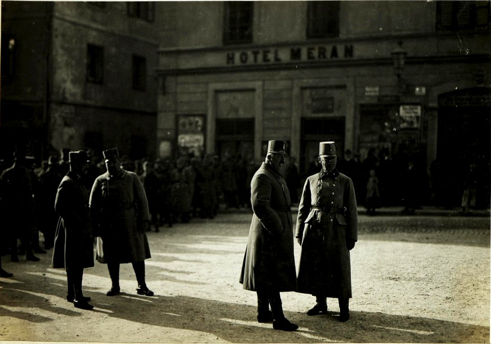 Kirchengang anlässlich des Namensfstes Ihrer Majestät in Anwesenheit Ihrer kaisrl.königl.Hoheiten des Herrn G.d.I. Erzh.Peter Ferdinand und Oberst Erzh.Heinrich sowie des Armeekommandanten, Exellz.G.O (BildID 15499980)