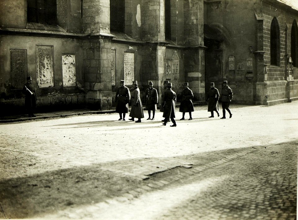 Kirchengang anlässlich des Namensfstes Ihrer Majestät in Anwesenheit Ihrer kaisrl.königl.Hoheiten des Herrn G.d.I. Erzh.Peter Ferdinand und Oberst Erzh.Heinrich sowie des Armeekommandanten, Exellz.G.O (BildID 15500008)