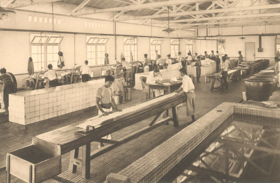 KITLV - 101122 - Kleingrothe, C.J. - Medan - Wash and press room in a rubber factory on Sumatra - circa 1905