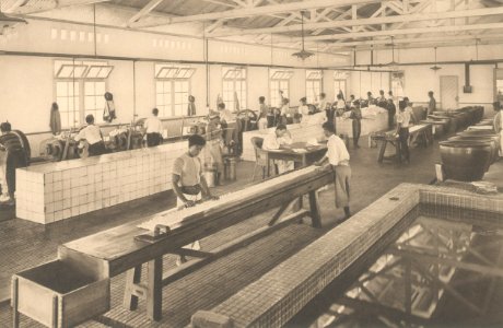 KITLV - 101122 - Kleingrothe, C.J. - Medan - Wash and press room in a rubber factory on Sumatra - circa 1905