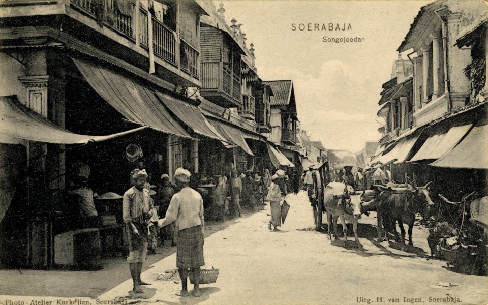KITLV - 1404378 - Kurkdjian, Fotoatelier - Soerabaia - Surabaya. Songojoedan - circa 1910