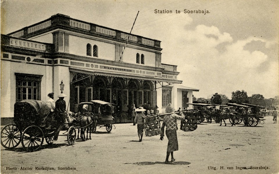 KITLV - 1404403 - Ingen, H. van - Soerabaja - Kurkdjian, Photo-Atelier - Soerabaja - Railway Station in Surabaya - circa 1910