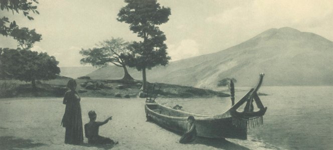 KITLV - 101138 - Kleingrothe, C.J. - Medan - Canoe on the beach at Lake Toba at Hutarajah on Samosir, in the background the Pusuk Buhit - circa 1905