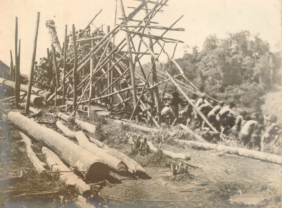 KITLV - 152064 - Demmeni, J. - The erection and support of a pole at the house of Kwing Irang, head of the Kayan on the Upper Mahakam river in Central Borneo - 1898-1900