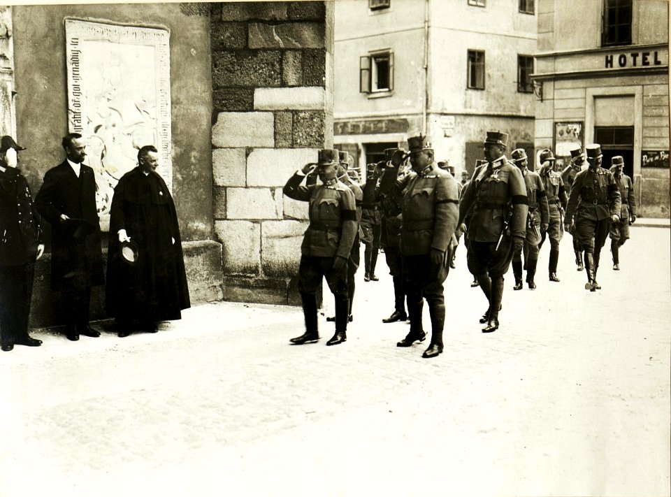 Kirchgang anlässlich des Geburtsfestes Jhrer Majestät in Villach (BildID 15500197)