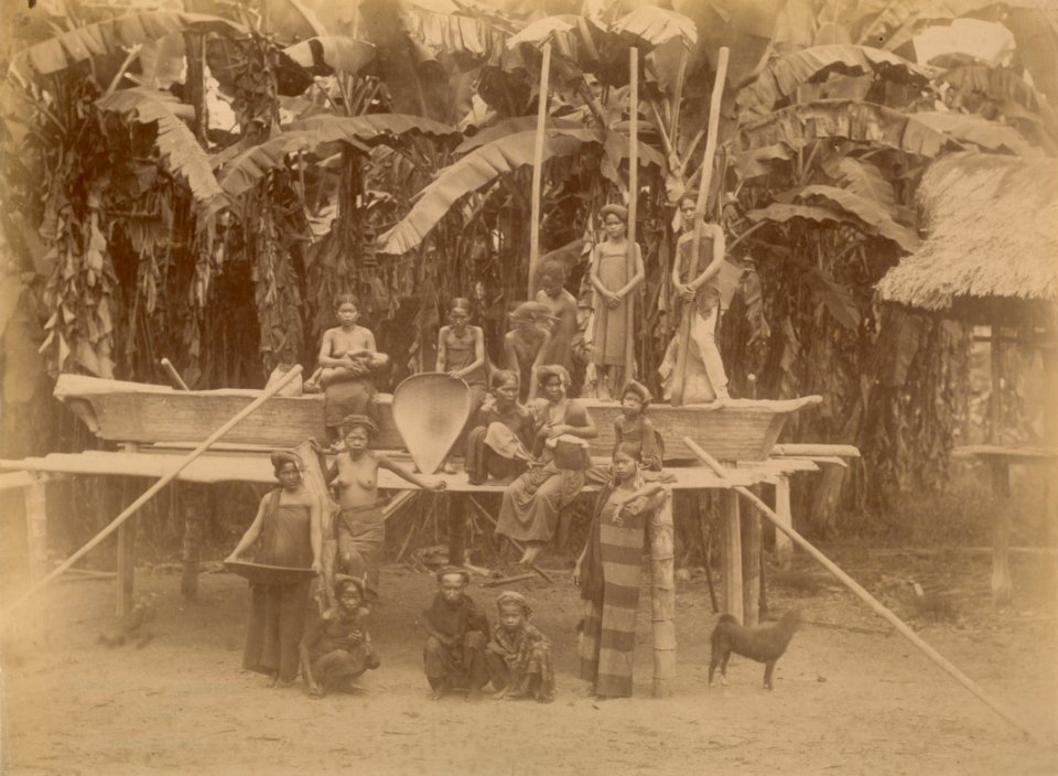 KITLV - 101317 - Kleingrothe, C.J. - Medan - Batak women pounding rice in Sumatra - circa 1880