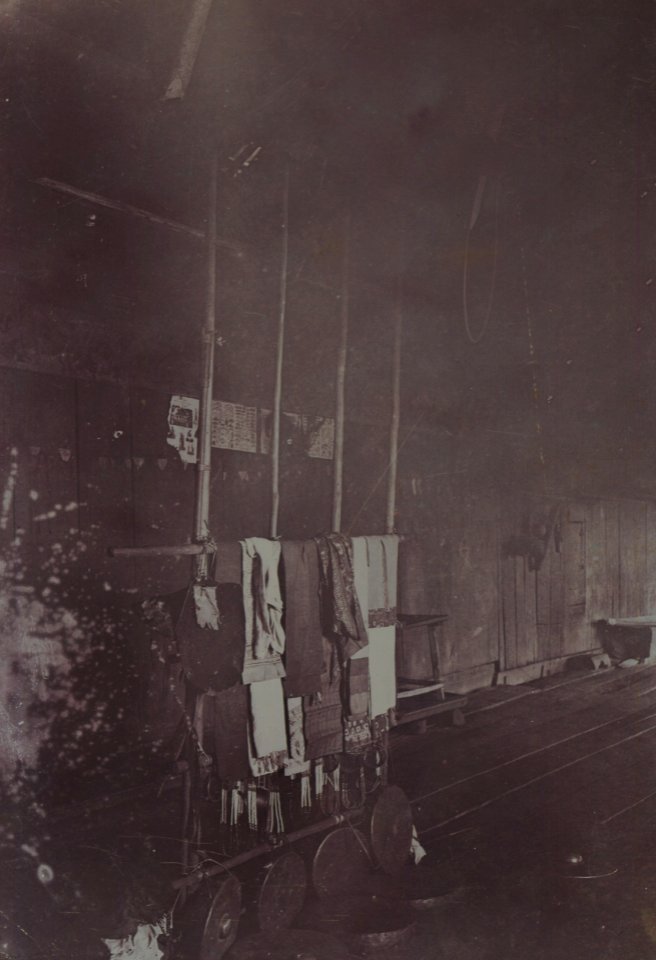 KITLV - 152219 - Demmeni, J. - Lasa, sacrifice scaffold with offerings to the spirits by Kayan on the Upper Kapuas River (Sungai Kapuas) for the New Year's celebration - 1897-05