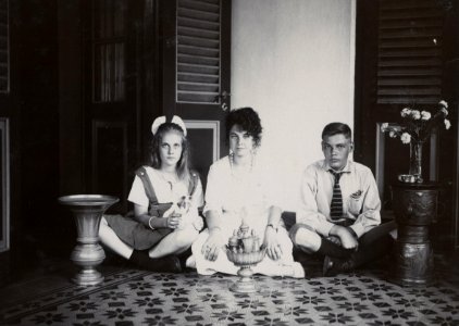KITLV - 154104 - Kurkdjian, N.V. Photografisch Atelier - Soerabaia-Java - Presumably the Bronkhorst family in Surabaya - circa 1915 photo