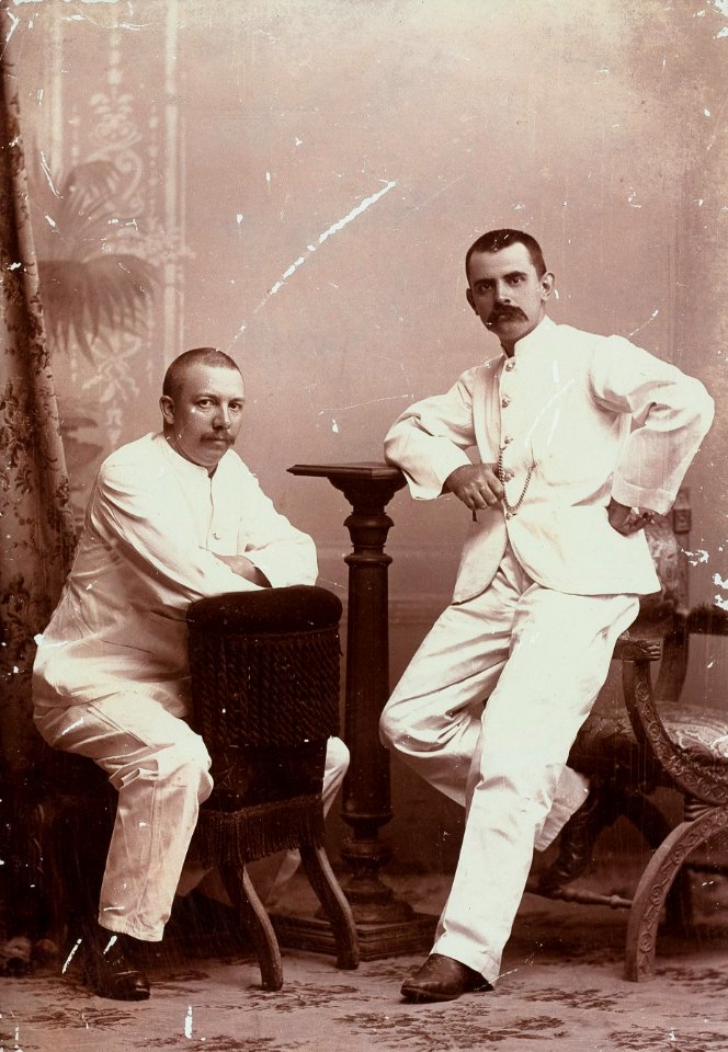 KITLV - 154177 - Kleingrothe, C.J. - Medan & Tandjong Poera - O.K. v. Sumatra - D. Rens (right) and J.W. Rens, presumably at Medan, Sumatra - circa 1895