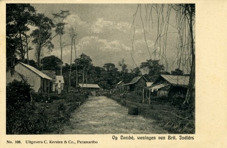 KITLV - 1405633 - Kersten & Co., C. - Paramaribo - At Tombé, houses of the British Indians, Surinam - 1895-1910
